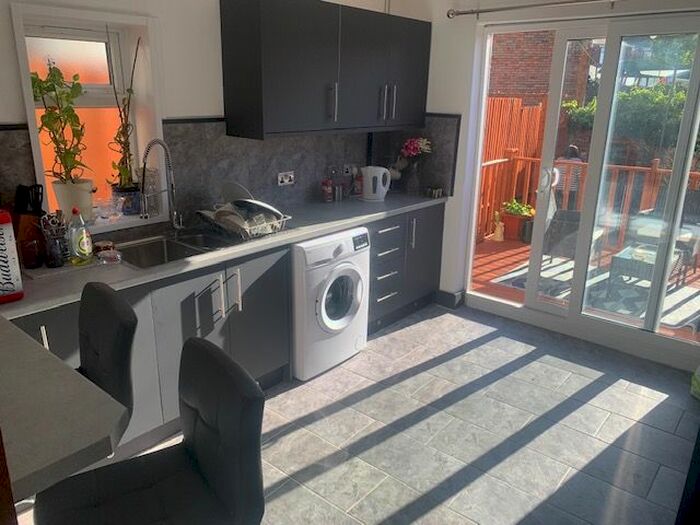 4 Bedroom Property To Rent In Corporation Road, Cardiff, CF11