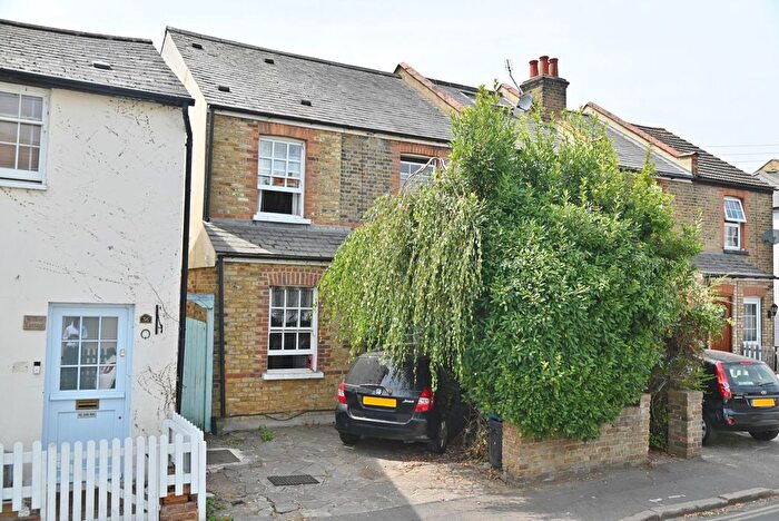 3 Bedroom End Of Terrace House For Sale In Second Cross Road, Twickenham, TW2