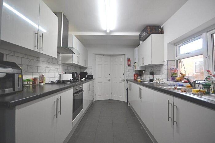 6 Bedroom Terraced House To Rent In Grange Avenue, Reading, RG6