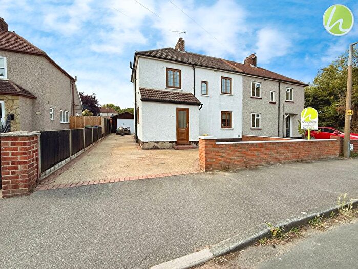 3 Bedroom Semi-Detached House For Sale In Clarence Road, Corringham, SS17