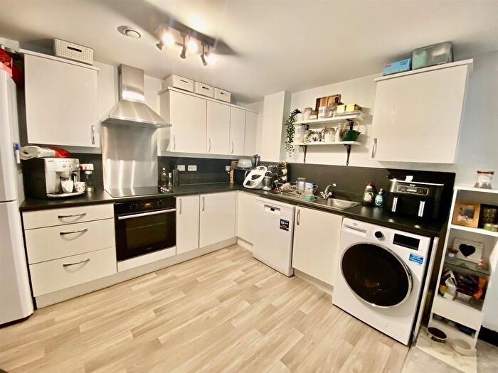 2 Bedroom Flat For Sale In Saddlery Way, Chester, CH1