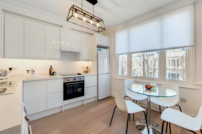 2 Bedroom Flat To Rent In Kempsford Gardens, London, SW5