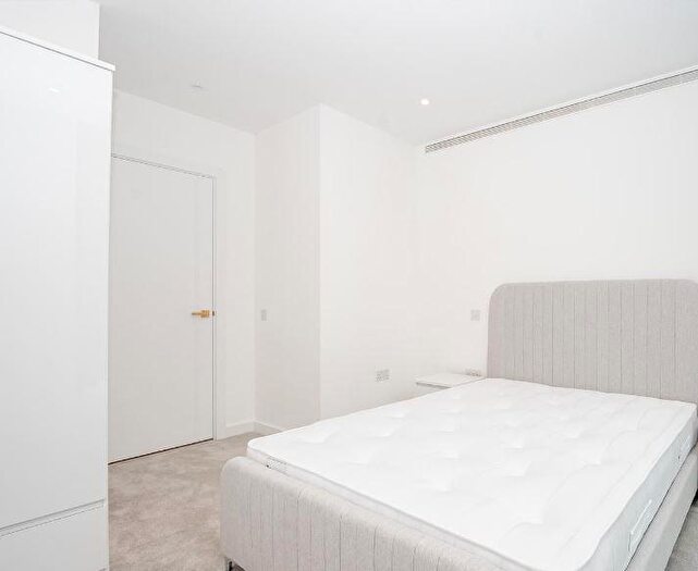 2 Bedroom Apartment To Rent In Gauging Square, London, E1W