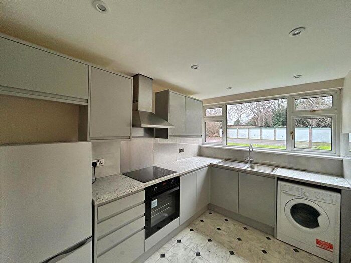 2 Bedroom Flat To Rent In The Crescens, Sanderstead Road, Sanderstead, CR2