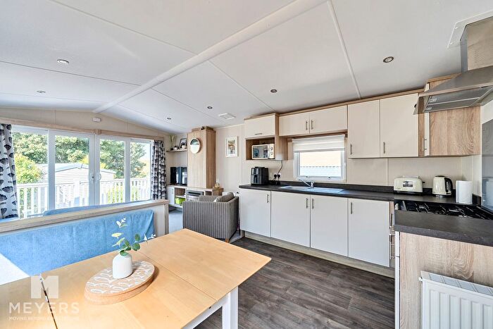 3 Bedroom Mobile/park Home For Sale In Durdle Door Holiday Park, Wareham, BH20 - Photo 6