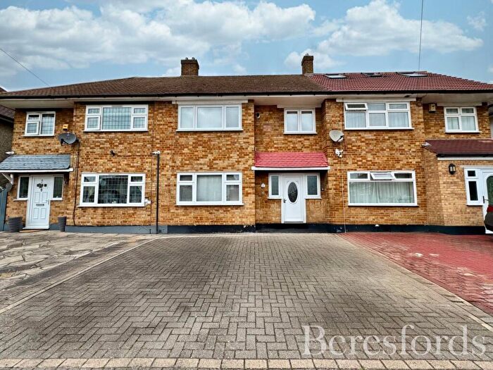 3 Bedroom Terraced House For Sale In Trafalgar Road, Rainham, RM13