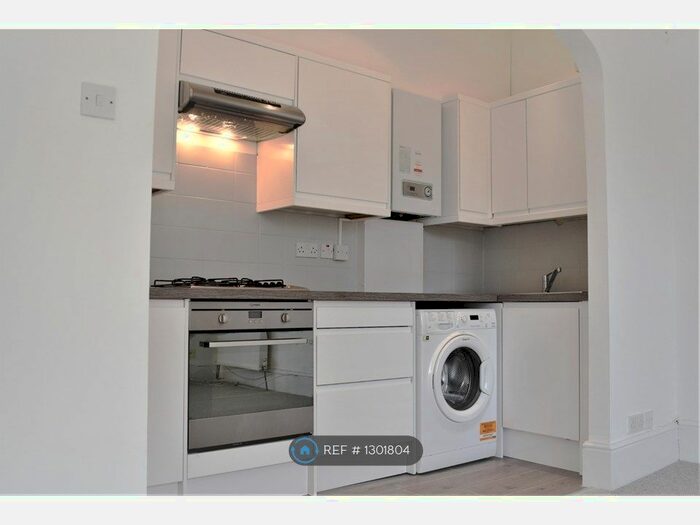 2 Bedroom Flat To Rent In West Hill, London SW18