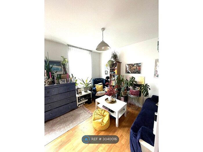 2 Bedroom Flat To Rent In Hackney Road, London, E2