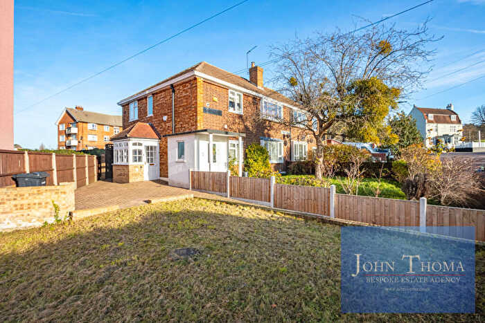 2 Bedroom Ground Maisonette To Rent In Cross Road, Woodford Green, Essex, IG8