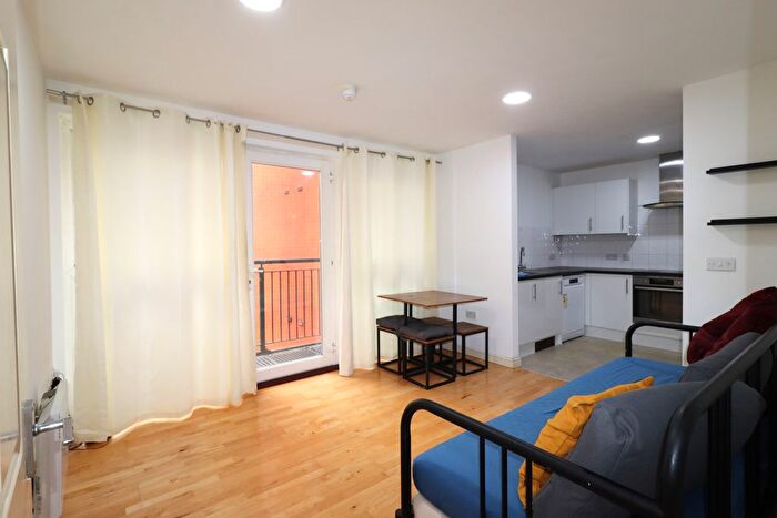 2 Bedroom Flat To Rent In Royal Crescent, Ilford, IG2