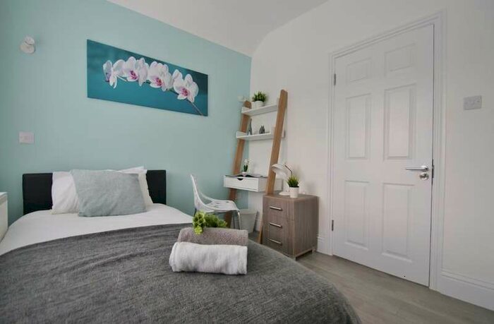 House To Rent In Bentworth Road, London, W12