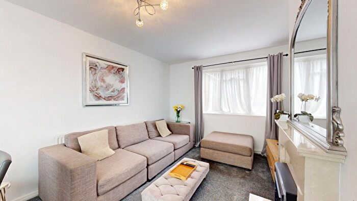3 Bedroom Flat To Rent In Endersby Road, Barnet, EN5