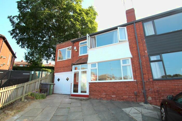 4 Bedroom Semi-Detached House To Rent In Carrholm Grove, Leeds, West Yorkshire, Uk, LS7