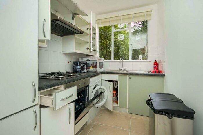 3 Bedroom Flat To Rent In Thurleigh Court, SW12