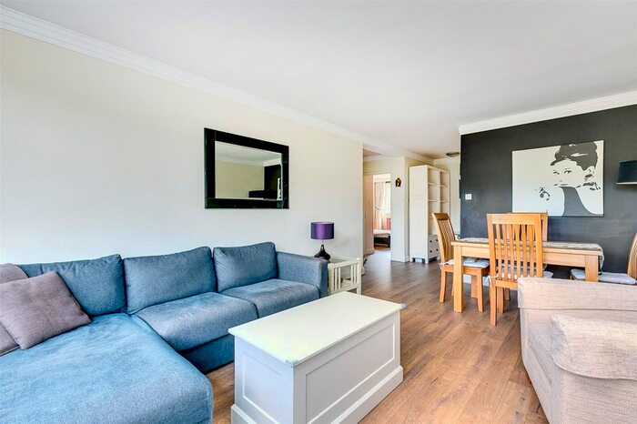 2 Bedroom Flat To Rent In Fairheathe, Putney Hill, London, SW15