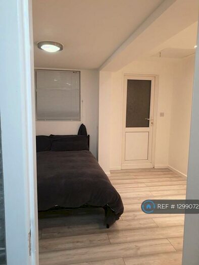Studio To Rent In Wayfield Road, Chatham Kent, ME5