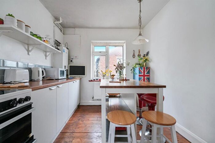 3 Bedroom Apartment For Sale In High Street, Merstham, RH1