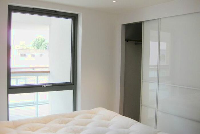 1 Bedroom Flat To Rent In Canalside Square, London, N1