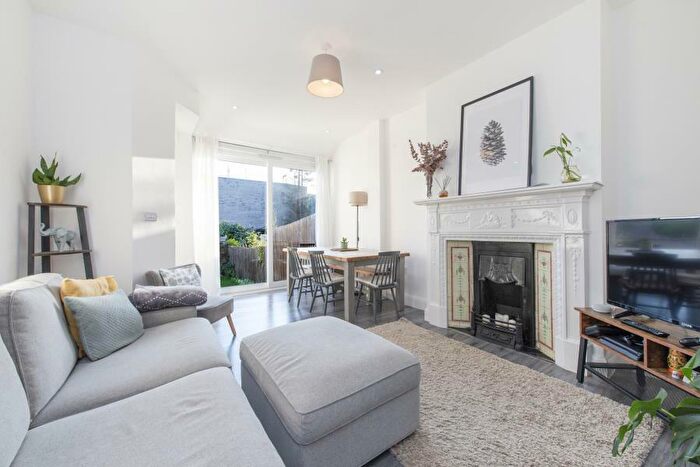 2 Bedroom Apartment To Rent In Hayes Crescent, Temple Fortune, NW11