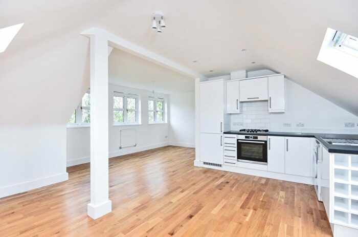 2 Bedroom Flat To Rent In Upper Elmers End Road Beckenham, BR3