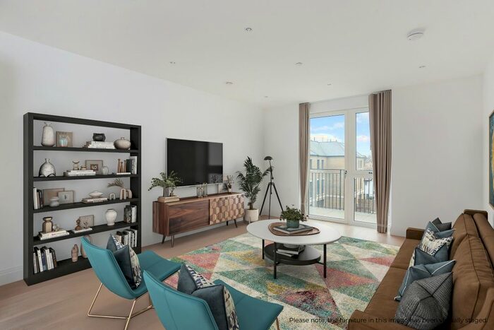 3 Bedroom Flat To Rent In Pinewood Gardens, Teddington, TW11