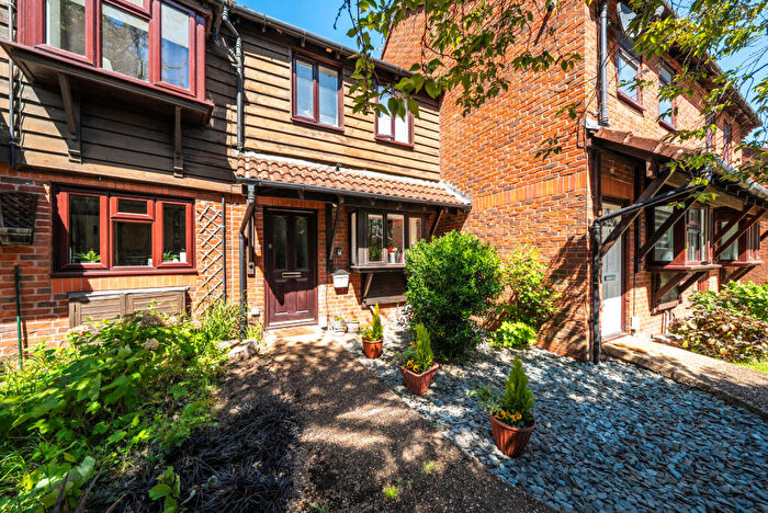 3 Bedroom Terraced House For Sale In Huntingdon Road, Woking, Surrey, GU21