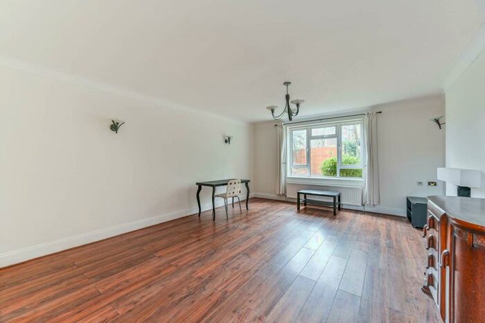 3 Bedroom Maisonette To Rent In Foxley Hall, Purley, CR8