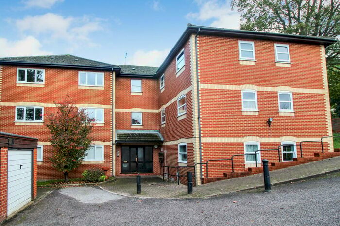 2 Bedroom Flat To Rent In Elm Park Court, Reading, RG30