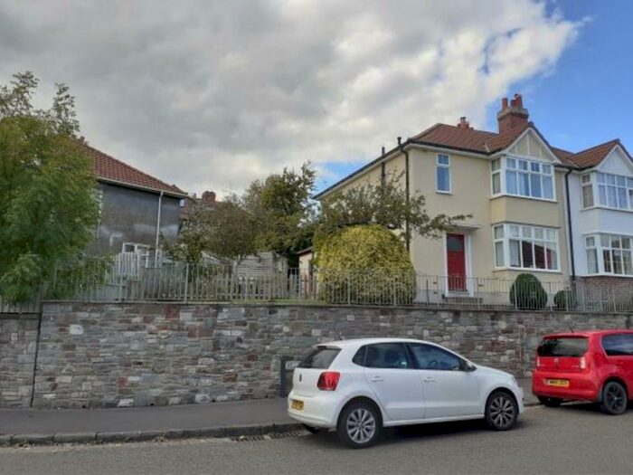 3 Bedroom Semi-Detached House To Rent In Horfield, Wellington Crecent, BS7