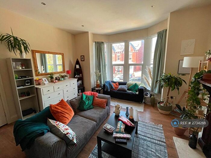 2 Bedroom Flat To Rent In Oakwood Avenue, Leeds, LS8