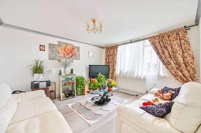 1 Bedroom Flat For Sale In Bentham Walk, Neasden, London, NW10