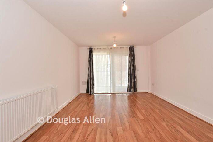 2 Bedroom Flat For Sale In Maxwell Road, Romford, Essex, RM7
