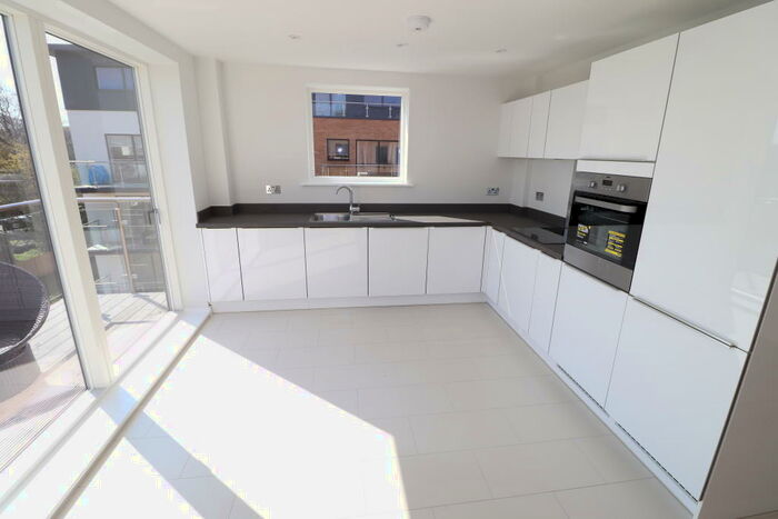 2 Bedroom Apartment To Rent In Dorchester Mansions, Bracknell, RG12