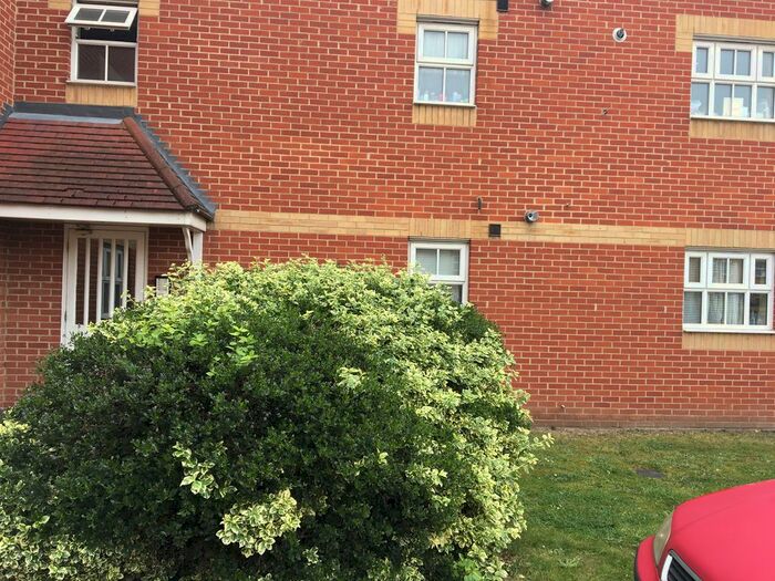 2 Bedroom Flat To Rent In Lupin Cresent, Ilford, IG1