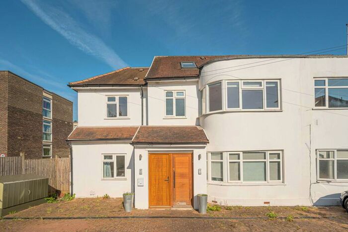 3 Bedroom Flat To Rent In Gordon Road, West Finchley, London, N3