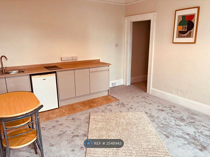1 Bedroom Flat To Rent In Scarborough Road, Torquay, TQ2