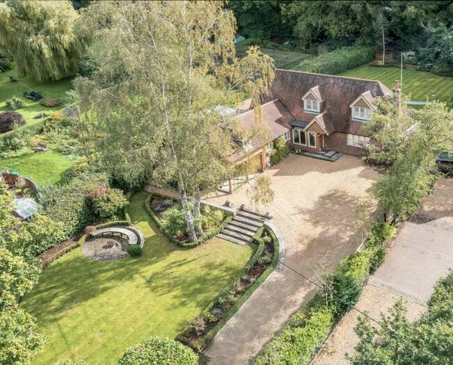 4 Bedroom Detached House For Sale In Tutts Clump, Berkshire - Chain Free, RG7
