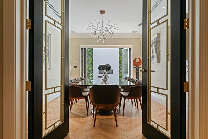 3 Bedroom Property For Sale In Elizabeth Grove, Bushey Heath, WD23