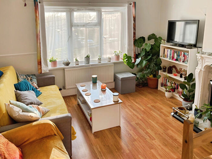 1 Bedroom Maisonette To Rent In Ilchester Road, Dagenham, Essex, RM8