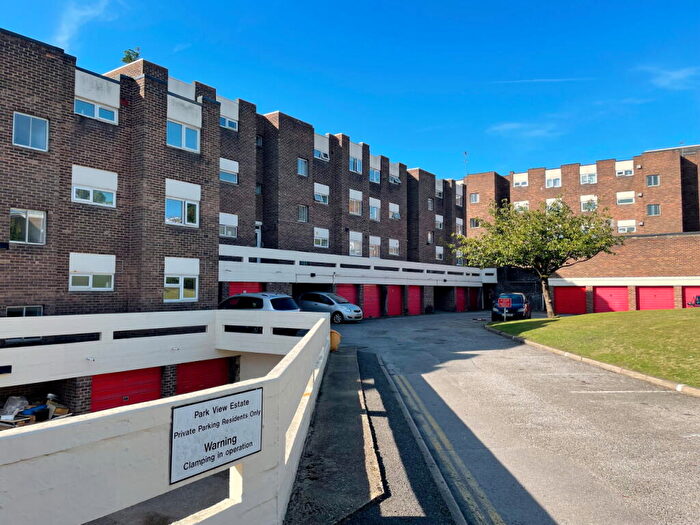 2 Bedroom Flat To Rent In Park Drive, Woking, GU22