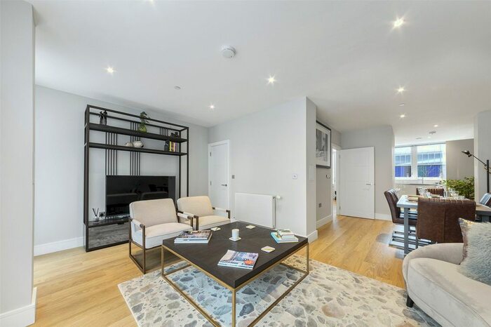 3 Bedroom Flat To Rent In Greyhound Parade, London, SW17