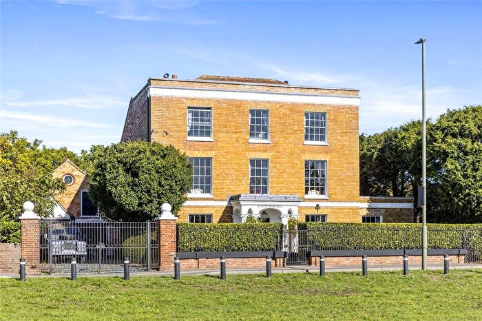 6 Bedroom Detached House For Sale In Russell Road, Shepperton, Middlesex, TW17