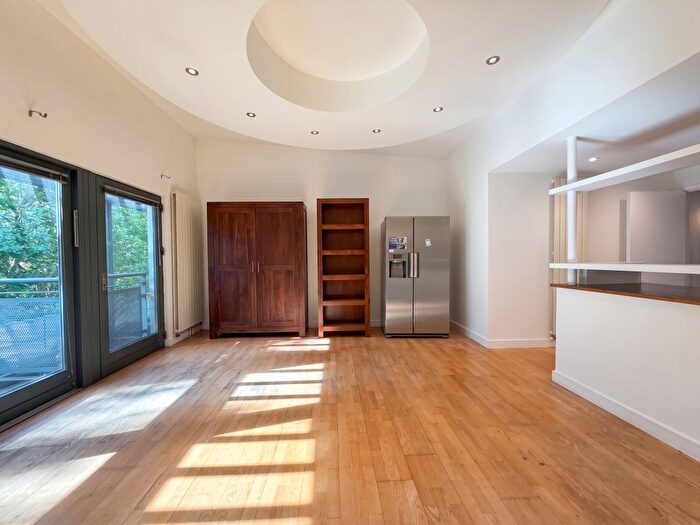 2 Bedroom Flat To Rent In Mile End Road, London, E1