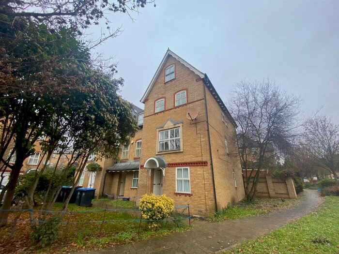 6 Bedroom Property To Rent In Chamberlayne Avenue, Wembley, HA9