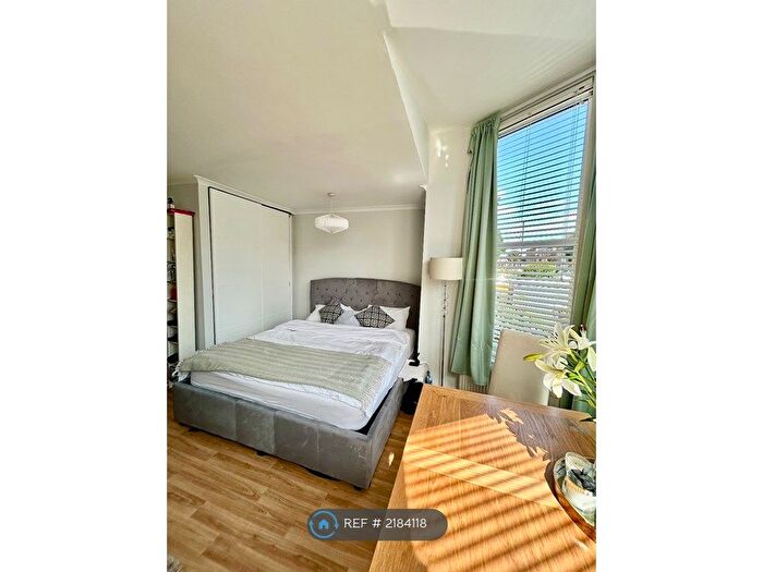 Studio To Rent In Rosendale Road, London, SE21