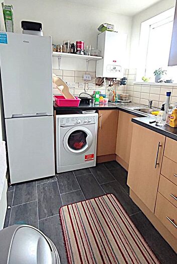 2 Bedroom Flat To Rent In Corporation Road, Cardiff, CF11