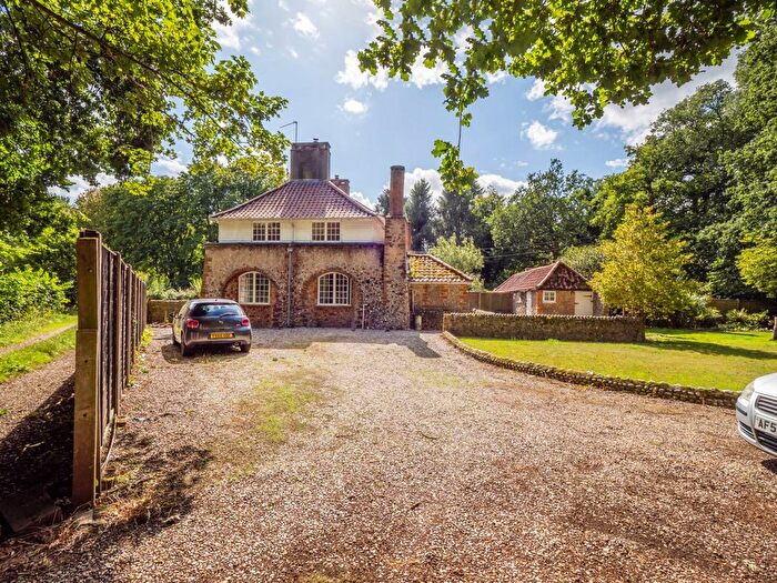 3 Bedroom Cottage For Sale In Cromer Road, Holt, NR25