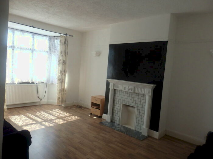 1 Bedroom Flat To Rent In Reede Road, Dagenham, RM10