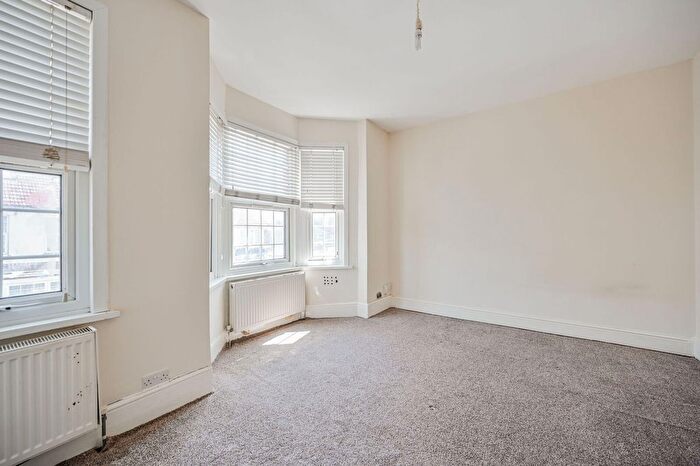 3 Bedroom Maisonette For Sale In Edinburgh Road, Walthamstow, London, E17