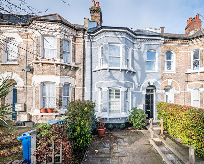 3 Bedroom Flat For Sale In Barry Road, London, London, SE22